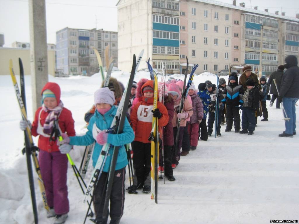 Лыжные уроки в школе. Школьники на лыжах. Занятия на лыжах в школе. Катание на лыжах в школе. Лыжи в школе.